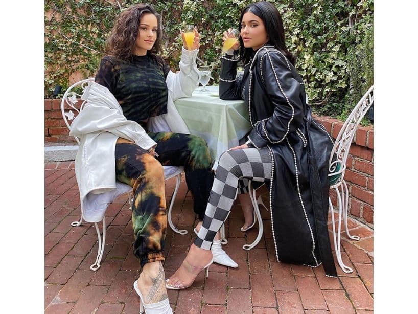 La amistad de Rosalía y Kylie Jenner ha crecido desde hace unos meses, las dos mujeres han compartido mucho tiempo juntas como en esta foto, donde están tomando mimosas en California y probalemente hablando de la fabulosa vida que llevan.