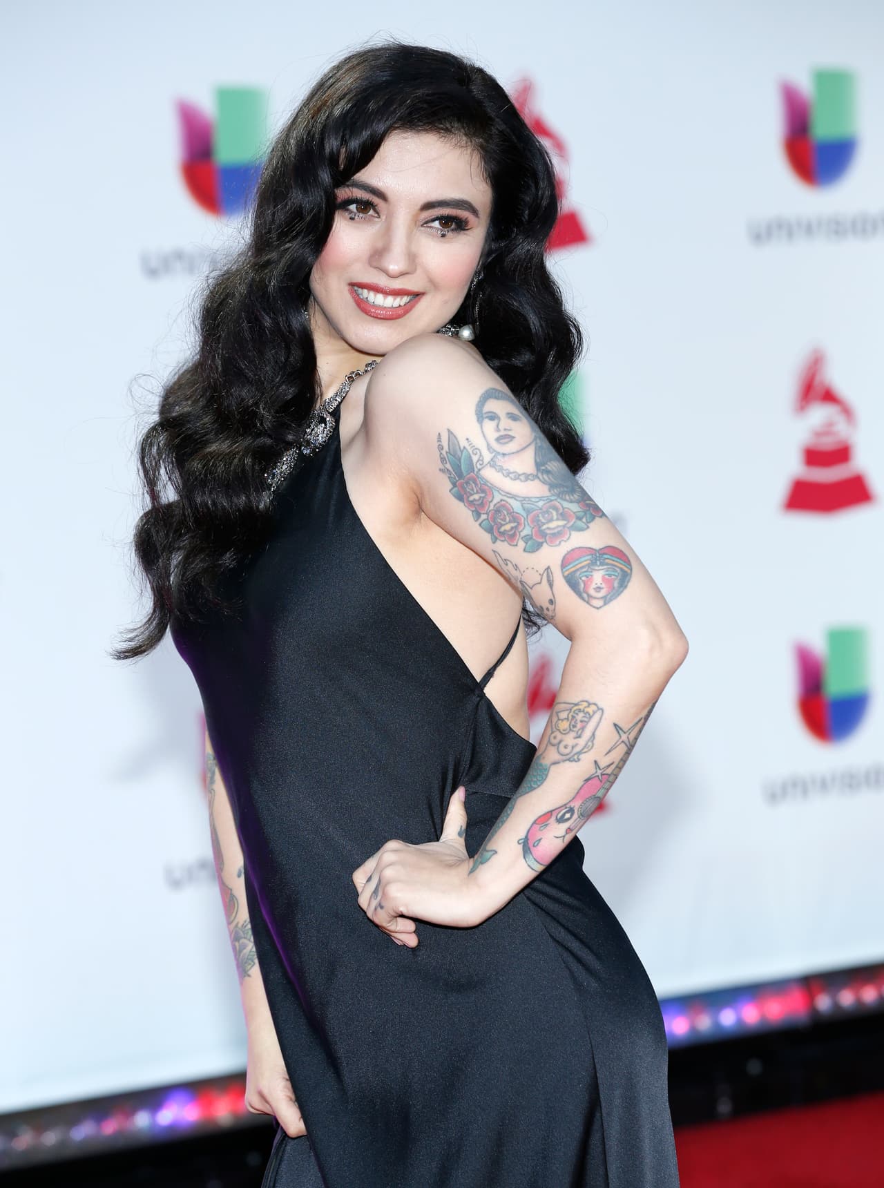 Mon Laferte lució guapísima en los Grammy
