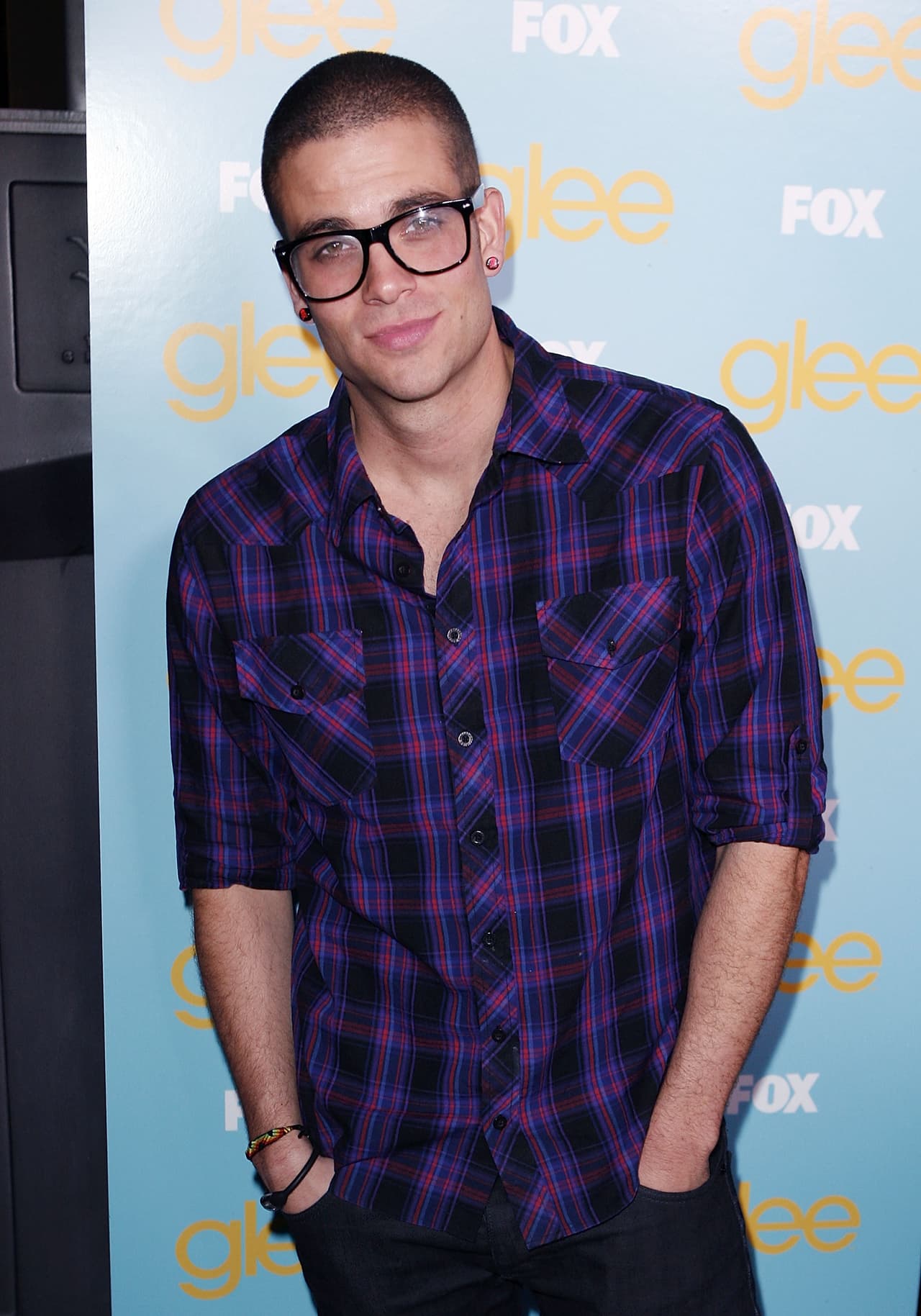 Mark Salling, el encargado de encarnar a Noah Puckerman, o simplemente conocido como “Puck”, se suicidó el 30 de agosto del 2018, tras ser encontrado culpable de pornografía infantil y abuso sexual a su expareja. Esto pasó tres años después de que fuera detenido, en diciembre del 2015, por poseer miles de imágenes y videos eróticos de niños y recibiera una pena de cárcel de siete años.