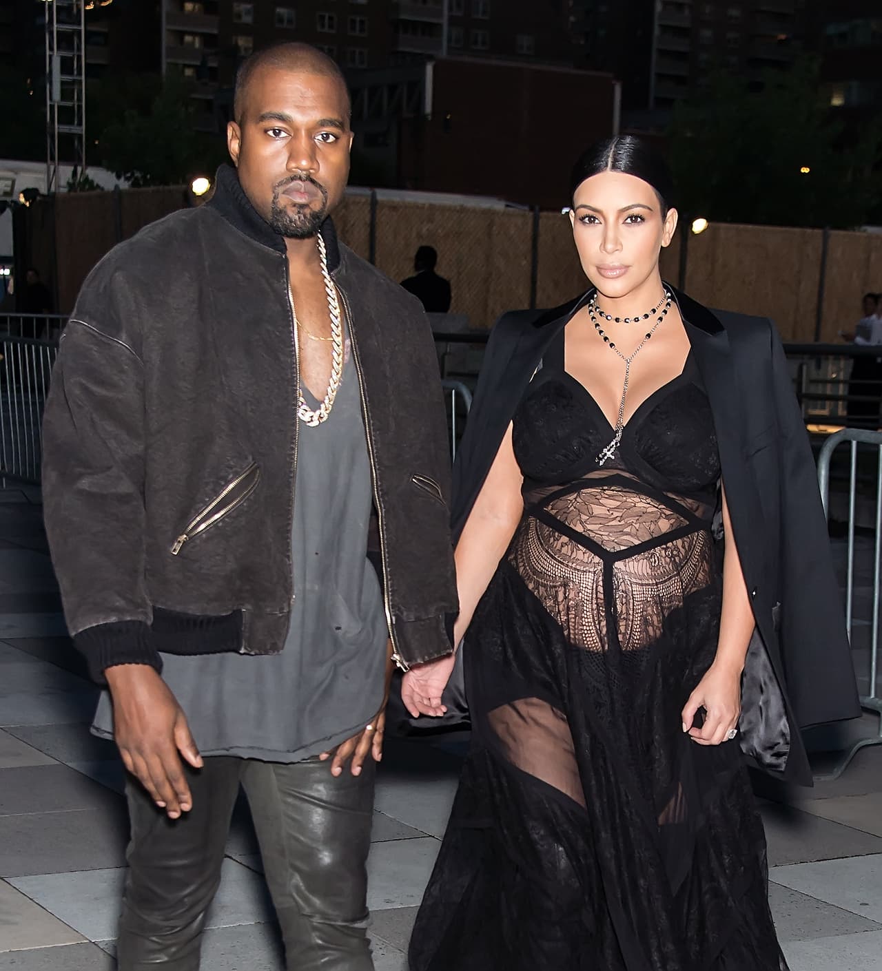 Después de semanas de incertidumbre, TMZ señaló que de acuerdo a fuentes cercanas, fue Kim Kardashian quién solicitó el divorcio de Kanye West. Aun están por firmar los papeles, sin embargo, parece que todo ha terminado. Además, Kim solicitó la custodia legal y física conjunta de sus cuatro hijos para no separarlos.