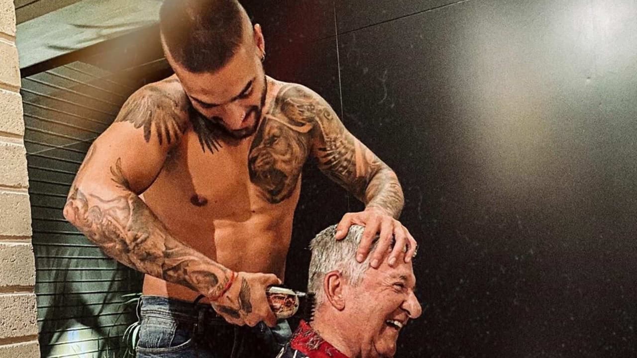 Maluma se convierte en el barbero de su abuelo