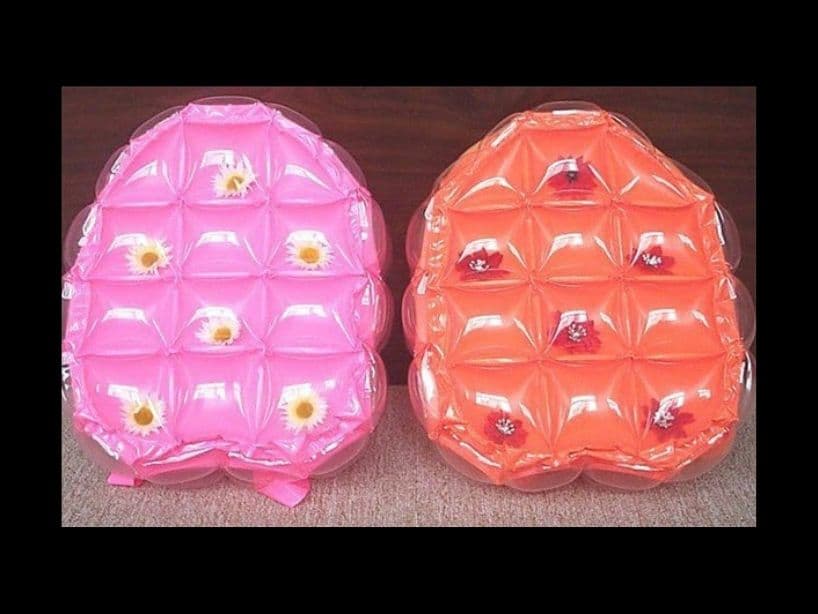 Las mochilas más cool son aquellas que estaban llenas de aire. No sólo brillaban, además te servían como almohada para esperar.