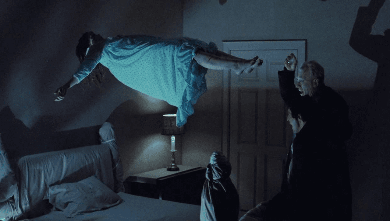 Además los acores Jack McGowran, Vasiliki Maliaros y otros 7 miembros del equipo de producción murieron estando la película en post-producción.
<br>
<br>Otras muertes que relacionaron con la producción de El Exorcista fueron la del abuelo de Linda Blair (“Regan”), el hermano de Max Von Sydow, que murió el primer día del rodaje y la desgracia que persiguió a la familia de Mercedes McCabridge; su hijo mató a su esposa e hijos antes de suicidarse.