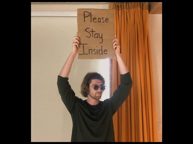 "Por favor, quédate adentro".
<br>
<br>En Nueva York hay un sujeto que se hace llamar Dude With Sign en redes sociales, donde se ha hecho viral por tomarse fotos con letretos que resultan cotidianos para muchos. En esta ocasión, se alió con World Health Organization (la Organización Mundial de Salud) para recordarle a la gente cómo prevenirse del coronavirus.