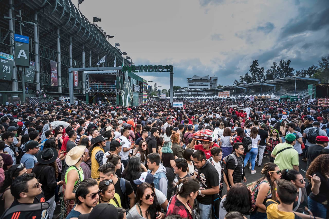 Día 1: Flujo de gente entre los escenarios del Vive Latino