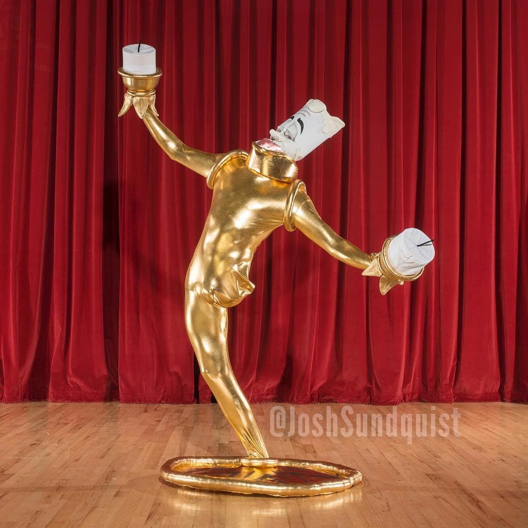 Su creatividad llega tan lejos que ha imitado algunos personajes de Disney como Lumiere de la Bella y la Bestia