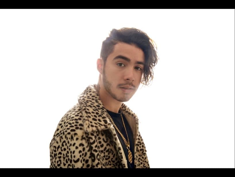 Mario Bautista comenzó su carrera como YouTuber y saltó a la fama con canciones como “No Digas Nada” o “Regálame”, a partir de ese momento, conquistó el corazón de miles de fans. Tiene 23 años y nació en la Ciudad de México, lugar donde creció y comenzó a obtener un gusto especial por la música.El intérprete lanzó “Otra Órbita”, su primer disco como solista en 2018 y ha colaborado con artistas como Lalo Ebratt, Sak Noel, Konshens o Vice Menta. Mario Bautista se presentará en el escenario del Foro Sol en los Premios Telehit 2019, donde cantará alguno de los temas que han marcado su carrera.