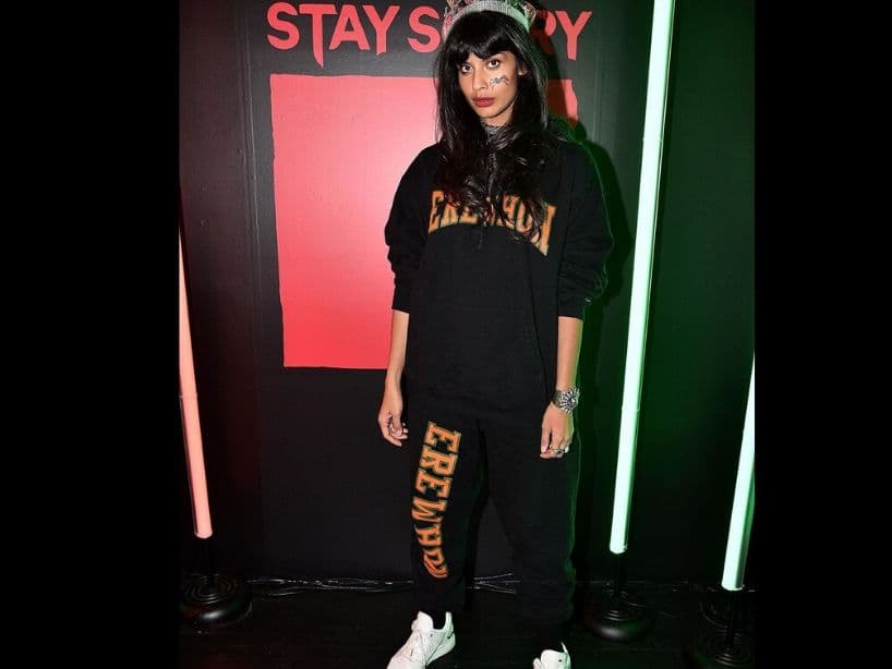 El video de "You Should See Me In a Crown" muestra un outfit relativamente sencillo de lograr: nuevamente ropa holgada, una corona y arañas. Perfecto para El Día de Brujas.