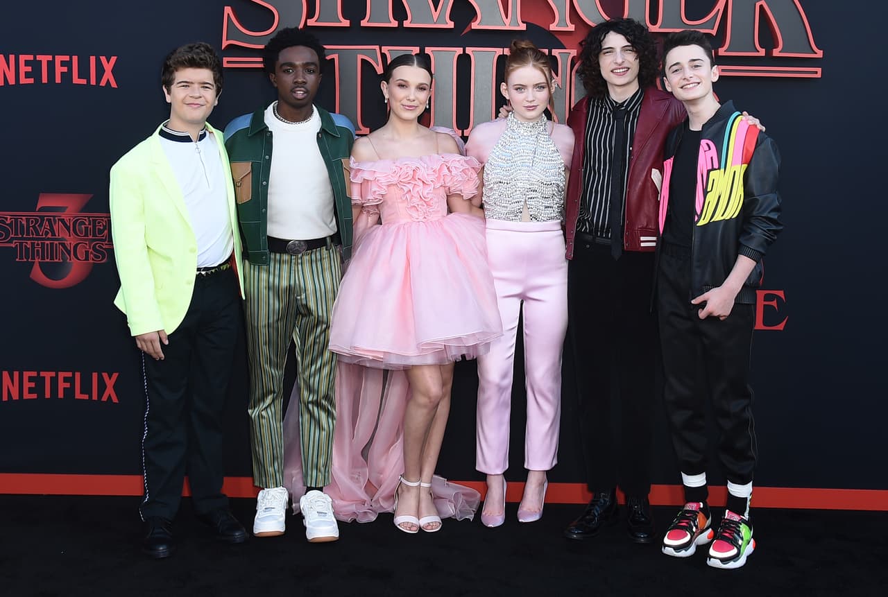 Los protagonistas de Stranger Things comenzaron a actuar cuando todavía eran unos niños, sin embargo, los años han pasado y ya han son todos unos jovencitos. Así se ven actualmente, al estreno de la tercera temporada. De izquierda a derecha, Gaten Matarazzo, Caleb McLaughlin, Millie Bobby Brown, Sadie Sink, Finn Wolfhard y Noah Schnapp.