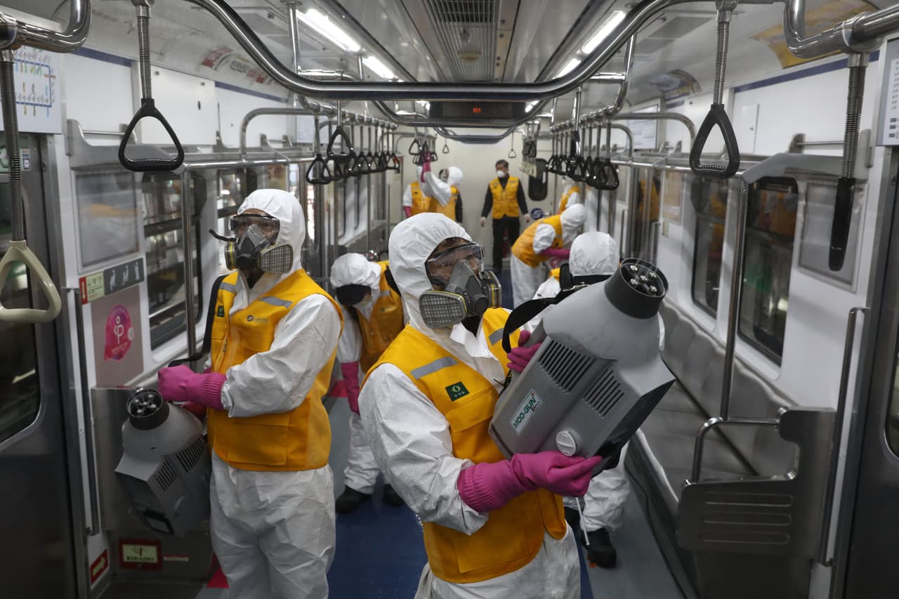 Seúl, Corea del Sur.
<br>
<br>Tras la llegada del coronavirus, los soldados coreanos han iniciado trabajos para desinfectar las diferentes zonas, incluyendo el metro. Para llevar a cabo este trabajo, necesitan usar equipo de protección que evite que mientras limpian el lugar, sean contagiados.
