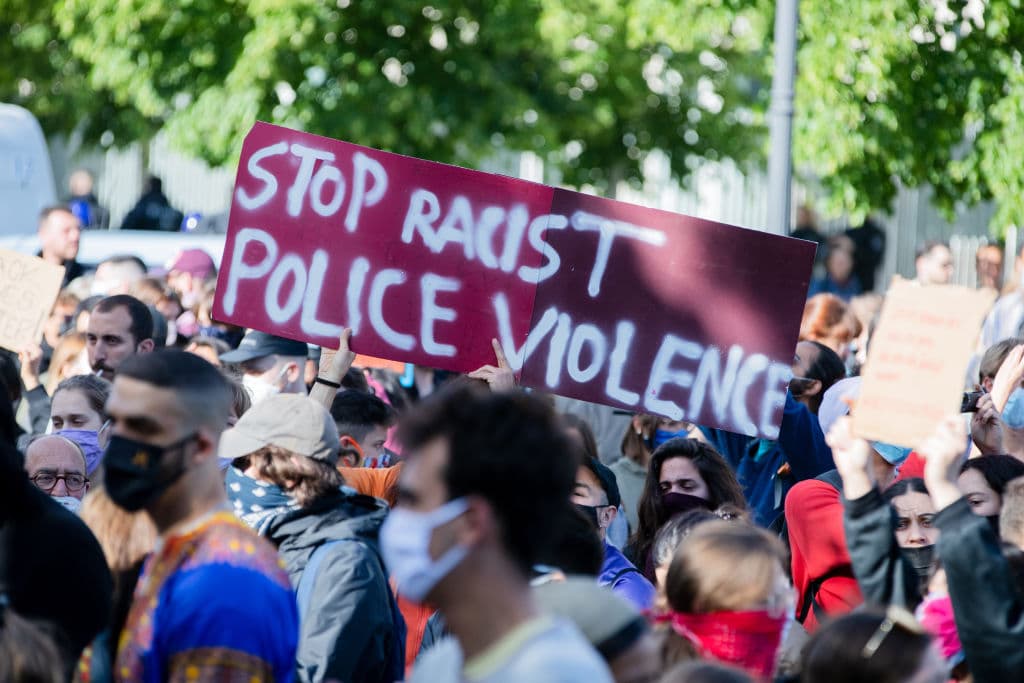 También en Berlín, capital de Alemania, se reunieron un grupo de personas a exigir que se detenga la brutalidad racial de parte de la policía.