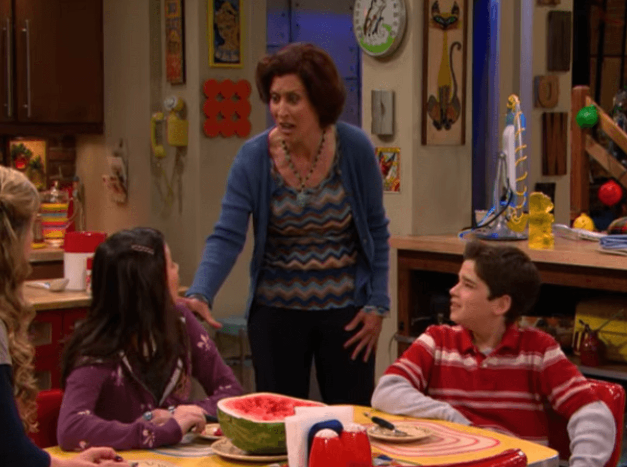 En ese mismo capítulo vivimos el maravilloso momento en que la mamá de Freddie le reclama a Carly con un: "¿Por qué no amas a mi hijo?"