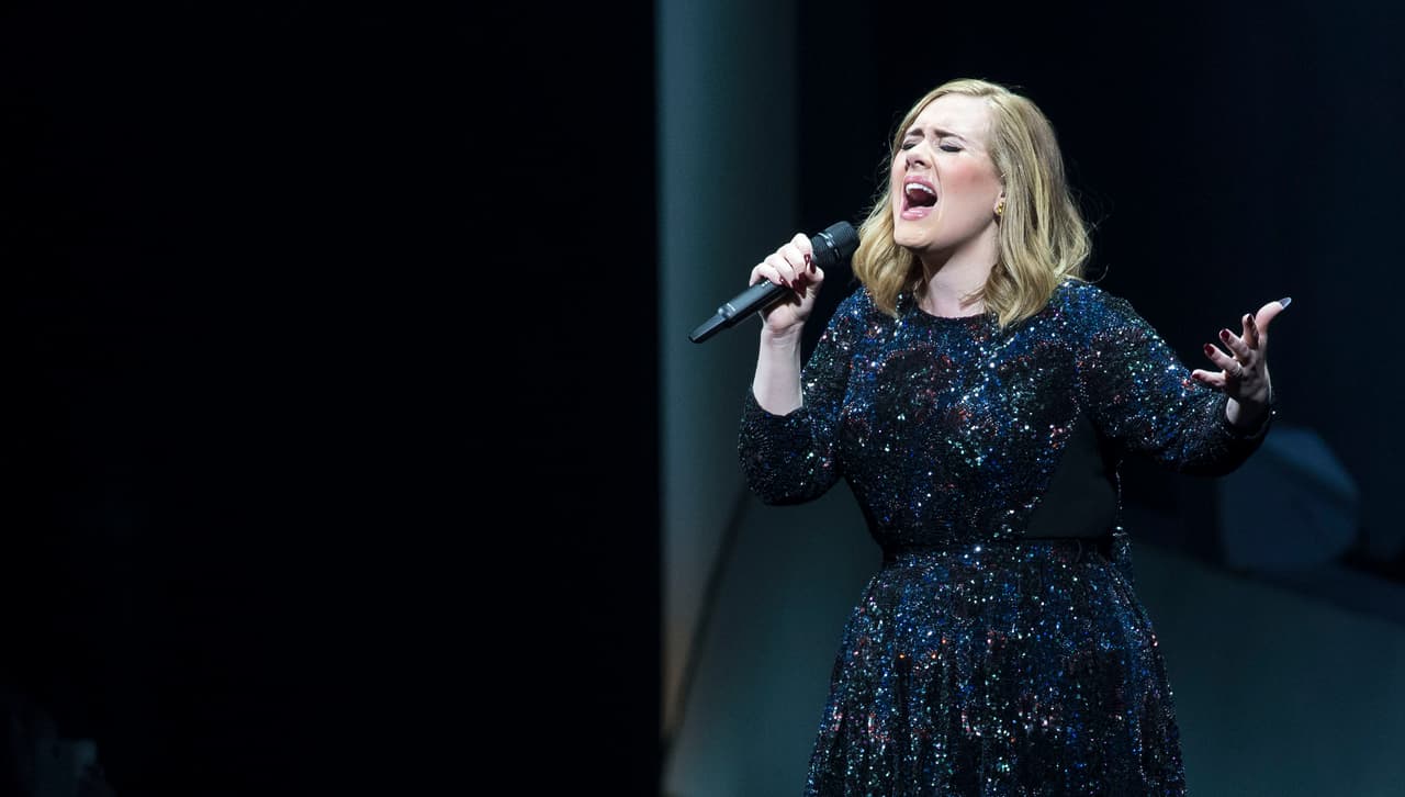 El drástico cambio en la apariencia de la intérprete ha generado polémica en redes, pues algunos usuarios señalaron que Adele ya era una persona digna de reconocerse y poner el nombre de las mujeres en alto, ya que tiene una voz envidiable y ha ganado decenas de reconocimientos, incluyendo un premio Oscar y varios Grammys, y que su pérdida de peso no debería ser la única razón por la que se hable de ella.