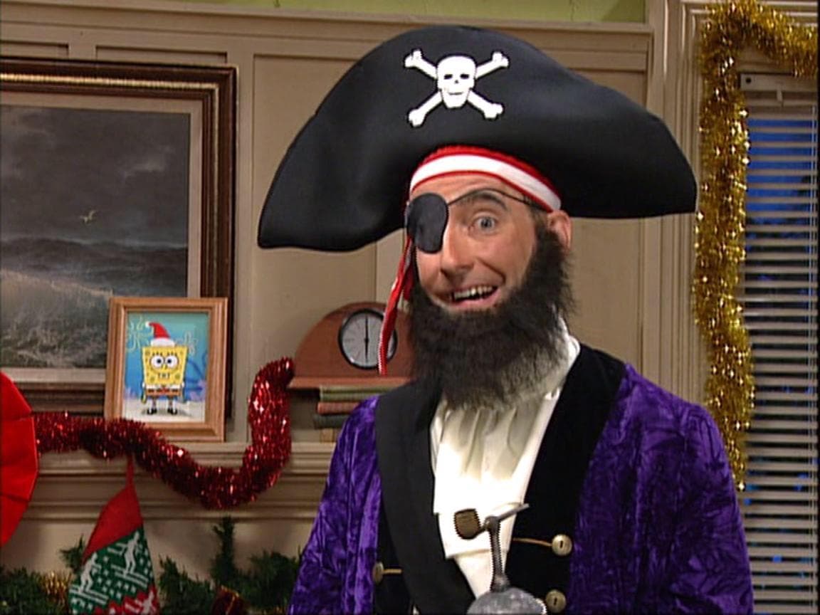 Tom Kenny, quien interpreta a Parches el Pirata, también hace la voz en inglés de Bob Esponja, Plankton, Gary, el narrador francés y el papá de Bob.