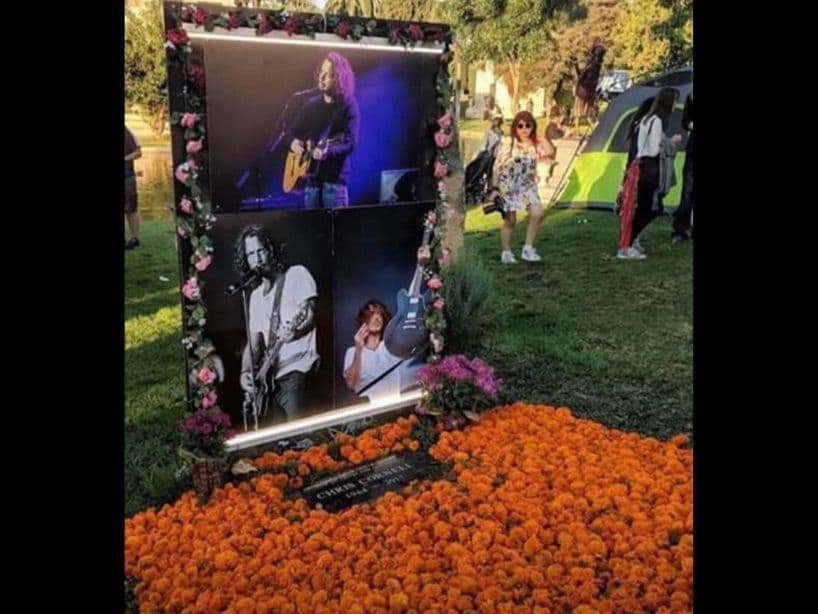 Chris Cornell falleció en mayo del 2017 luego de una presentación en Detroit; el miembro de Soundgarden fue encontrado en el baño de su hotel, ahorcado. Su tumba se encuentra ubicado en el Hollywood Forever Cemetery.