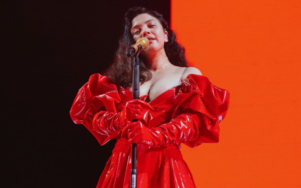 Mon Laferte ya es mexicana y lo celebra con orgullo en concierto