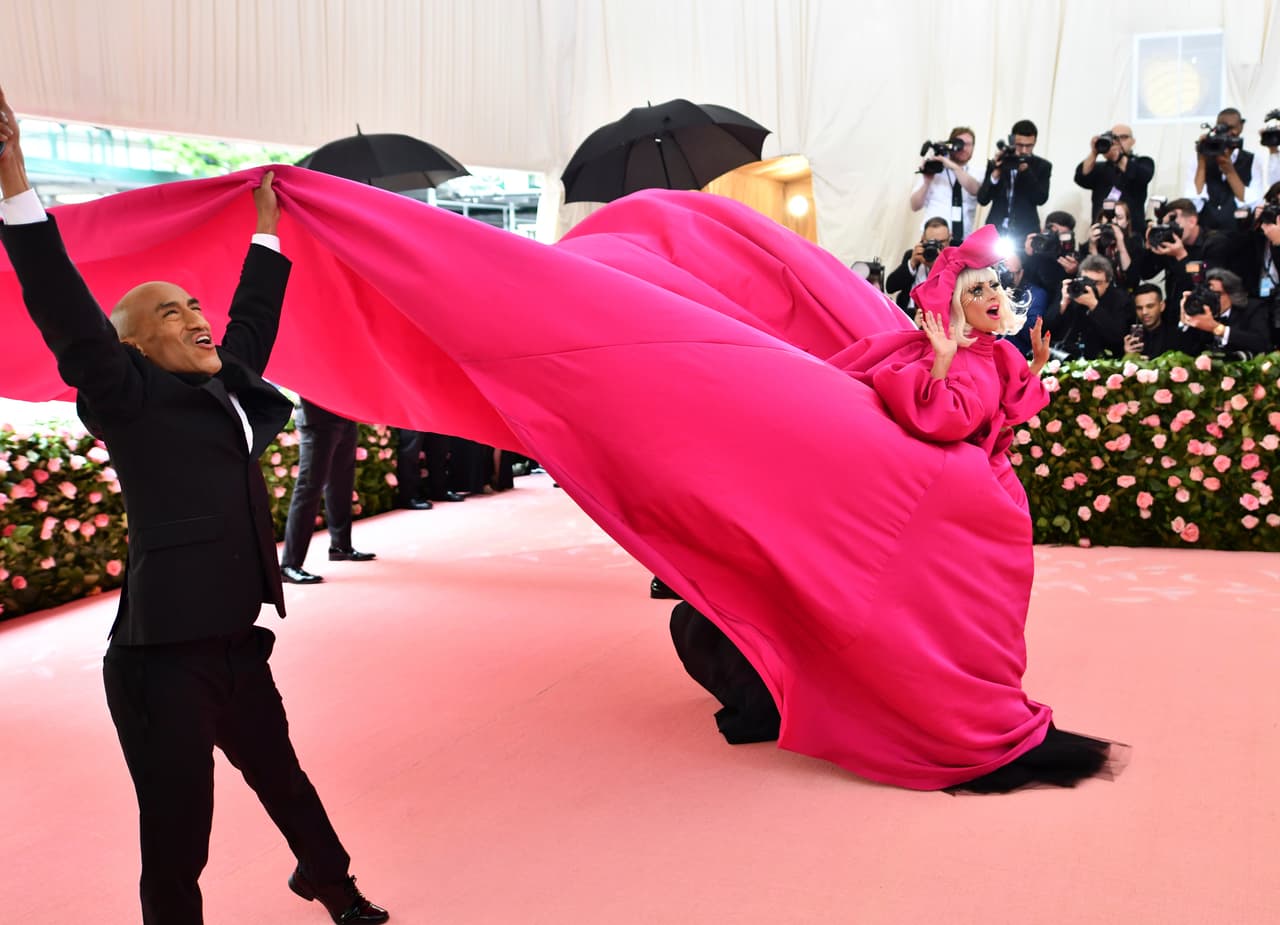 La cantante de 33 años asombró al público con su enorme y extravagante look.