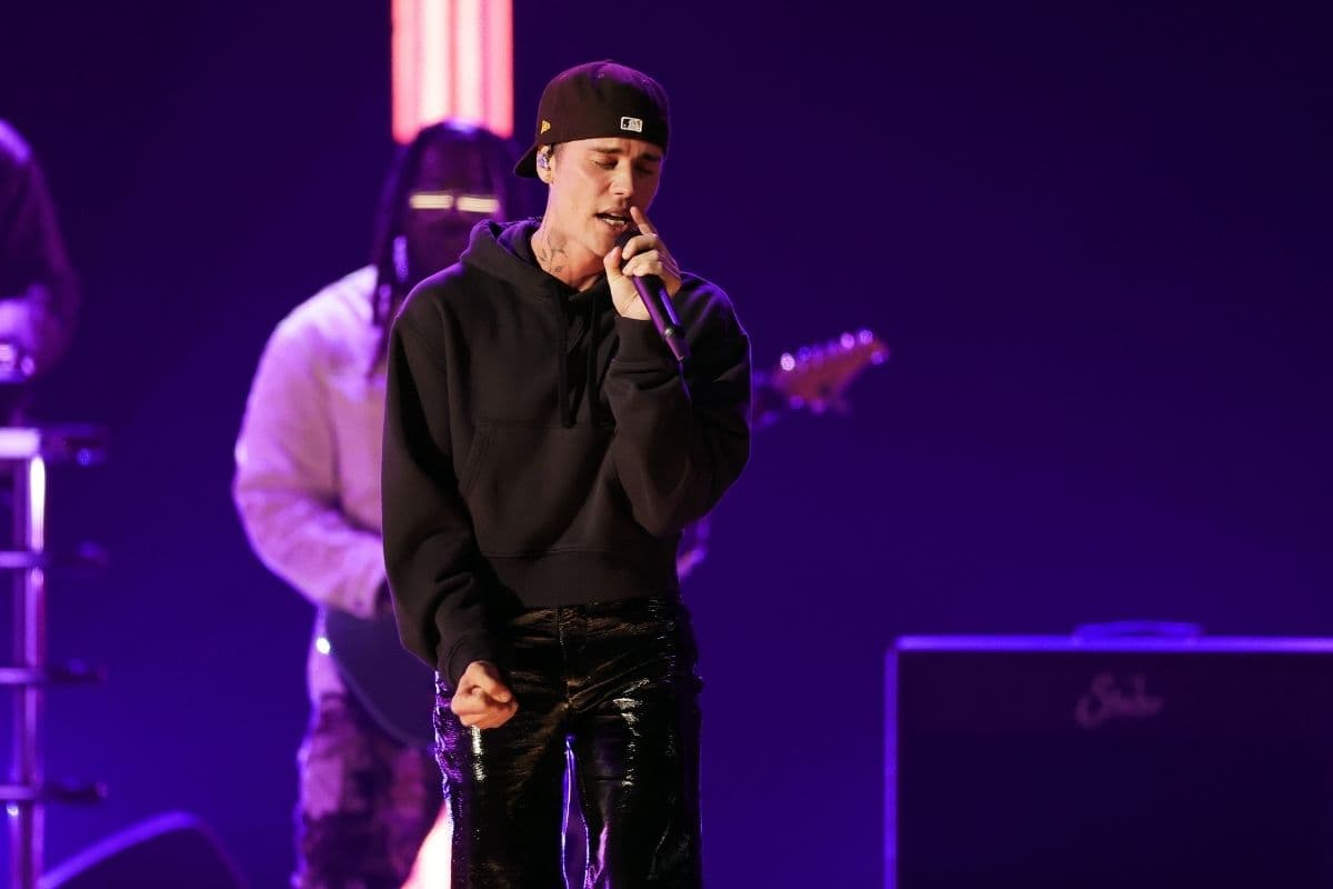 Justin Bieber en vivo en los Grammy 2022