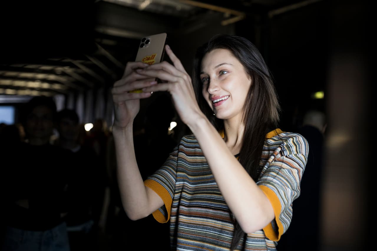 PARIS, FRANCE - FEBRUARY 27: (EDITORIAL USE ONLY) Bella Hadid prepares backstage before the Off-White Womenswear Fall/Winter 2020/2021 show at AccorHotels Arena as part of Paris Fashion Week on February 27, 2020 in Paris, France. (Photo by Richard Bord/Getty Images)