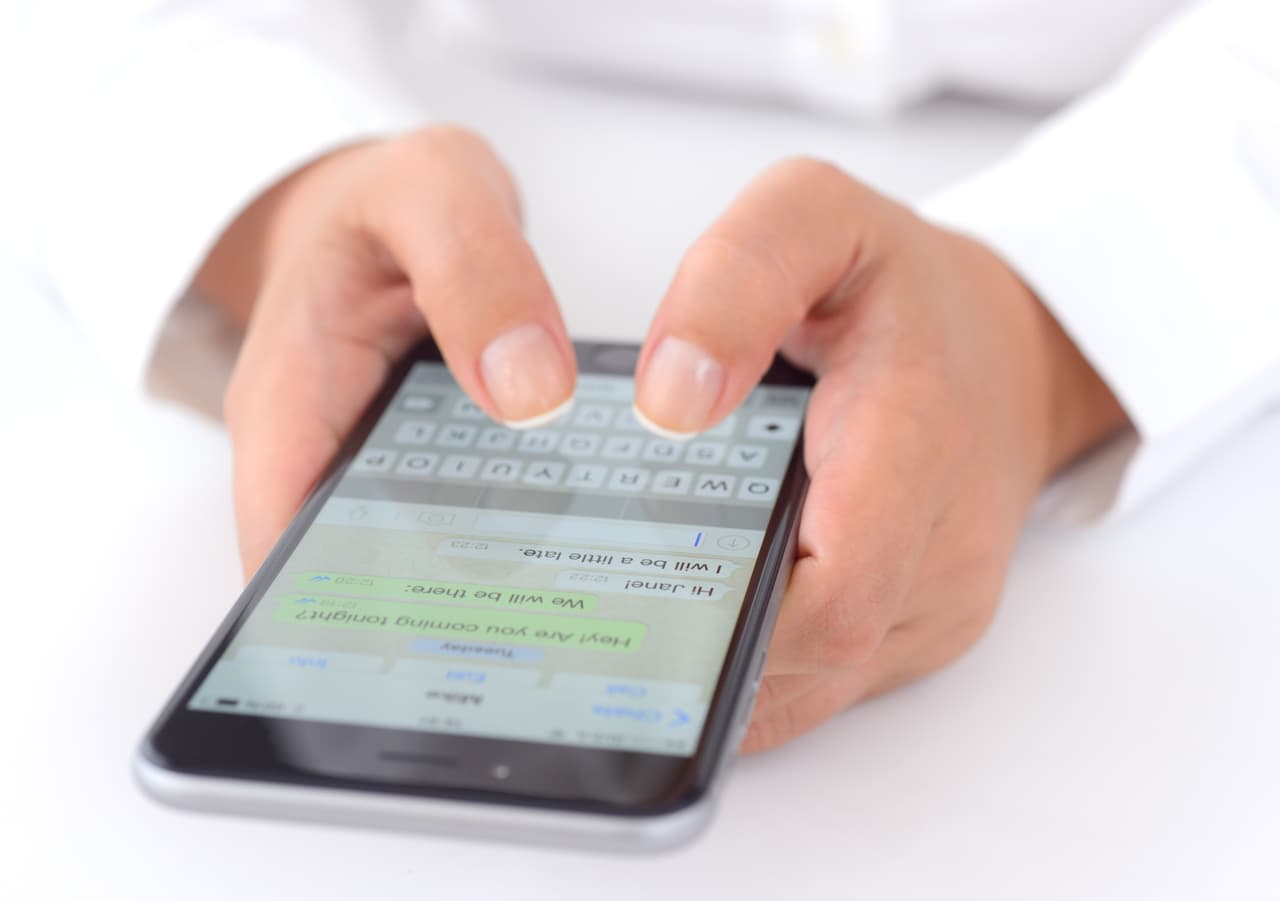 WhatsApp agregó una nueva opción a sus chats con mensajes que se autodestruyen