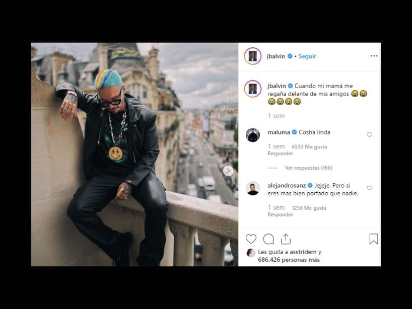 J Balvin, intérprete de "Con Altura", se pintó el cabello de azul y con un arcoíris en el centro.