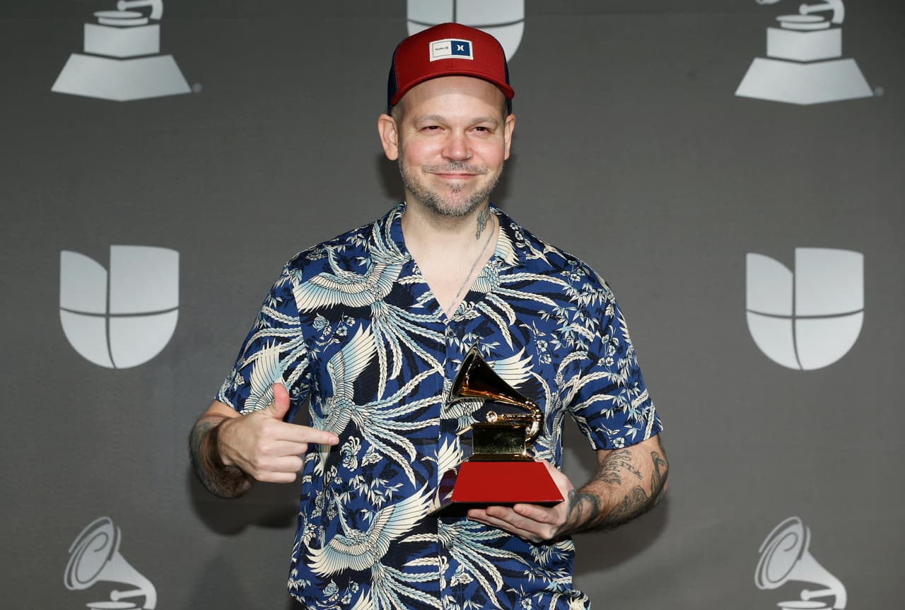 Además de interpretar "Cántalo" con sus compatriotas, Residente se ganó un Grammy a Mejor Video Musical en Formato Corto por "Banana Papaya". Todo esto mientras portaba esta camisa azul bastante tropical.