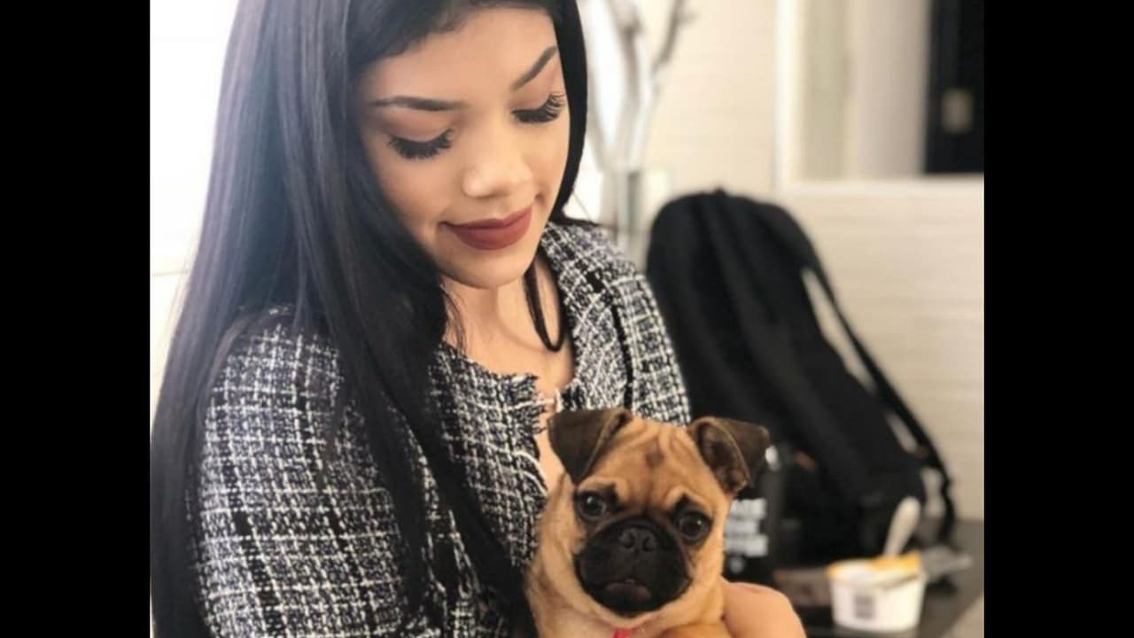 Kenia Os ve Harry Potter y juega con su perrito pug
