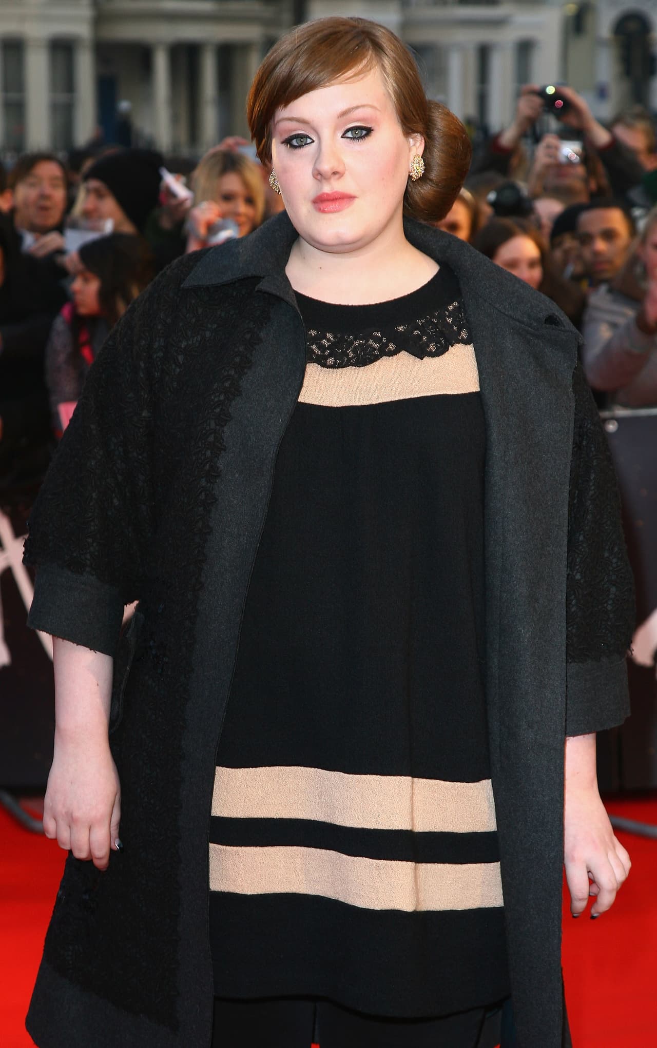 Desde el 2013, Adele está trabajando para perder peso y llevar una vida más saludable, iniciativa que la ha llevado a bajar 68 kilos. Aunque por mucho tiempo declaró que su físico no le generaba un problema, aceptó que en el momento en que afectara su salud, buscaría bajar de peso.