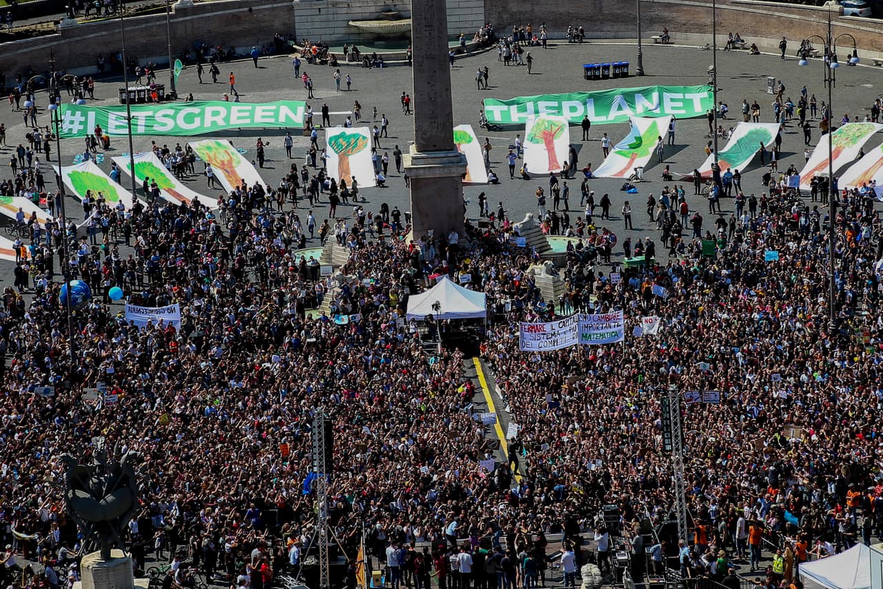 Roma, Italia.
<br>
<br>No ha pasado ni un año desde que el movimiento #FridaysForFuture se reunió en la Piazza del Popolo (plaza del pueblo) para manifestarse en contra del calentamiento global. Así lucía la plaza abarrotada.
<br>