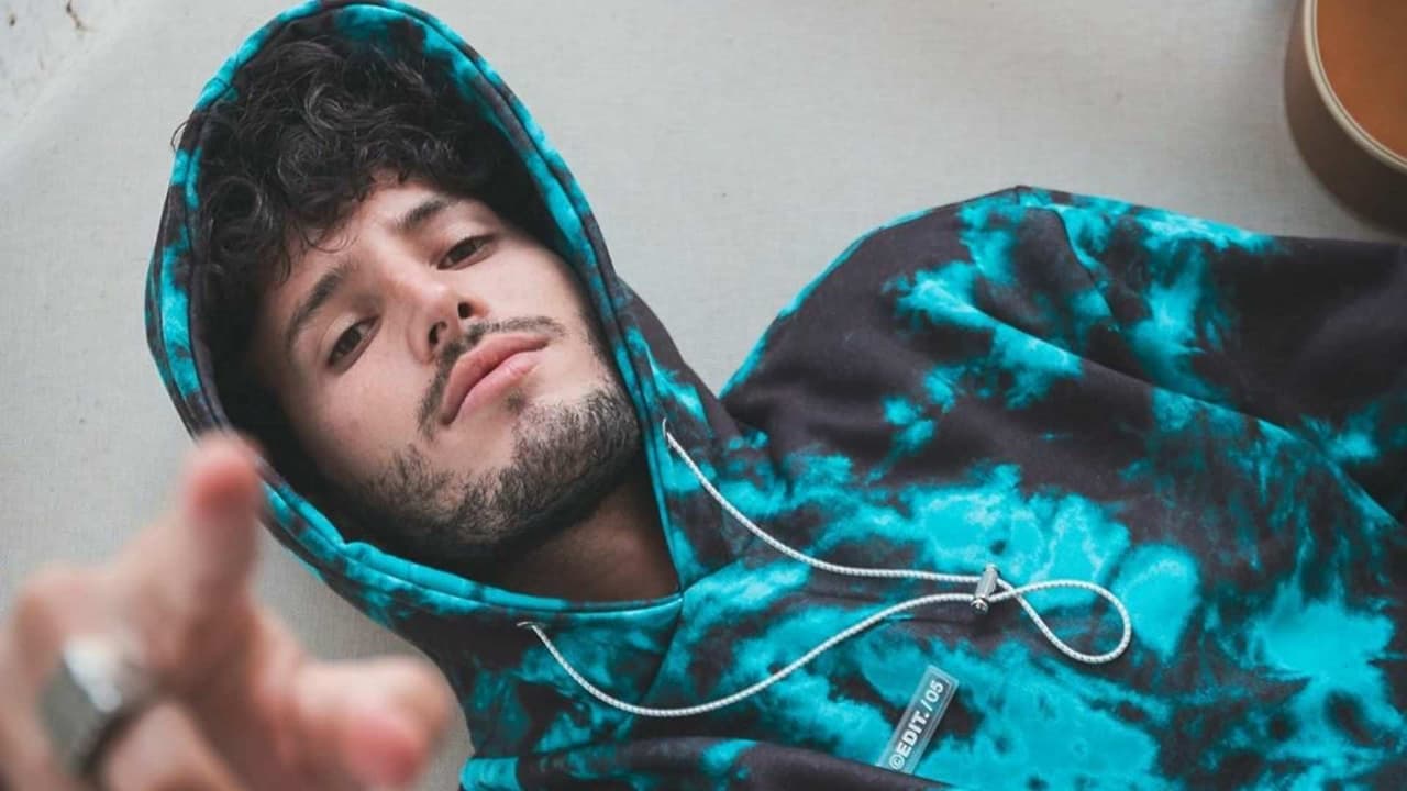 Lo bueno de trabajar en casa para Sebastián Yatra es hacerlo en calzoncillos