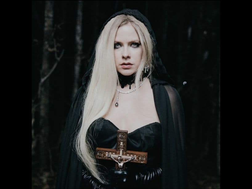 Avril Lavigne está promocionando su sencillo 'I Fell In Love With the Devil' con una imagen muy gótica. La comunidad cristiana reaccionó a las fotografías criticando a la cantante por posar con cruces y outfits oscuros, asegurando que "necesita a Jesús".