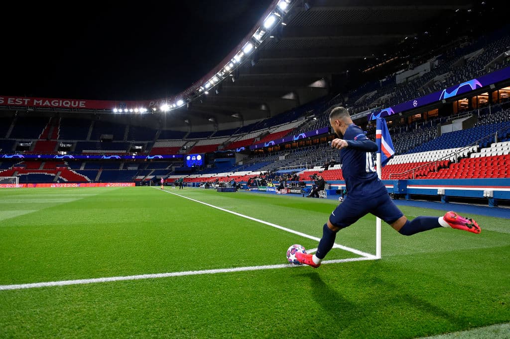 París, Francia.
<br>
<br>Antes de que las ligas de futbol fueran suspendidas, el PSG se enfrentó al Borussia Dortmund en un duelo de la Champions League; el partido se jugó sin aficionados en el estadio.