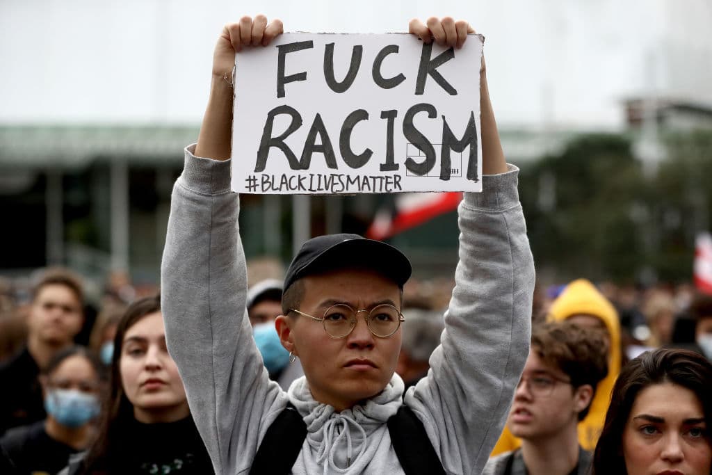 Auckland, Nueva Zelanda.
<br>Las exigencias de justicia y de abolir el racismo y la violencia llegaron desde el otro lado del mundo."Que se joda el racismo".
<br>