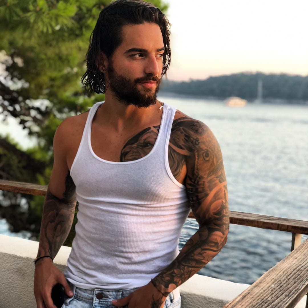 El cantante enamora por sus canciones, pero también por su físico y tatuajes