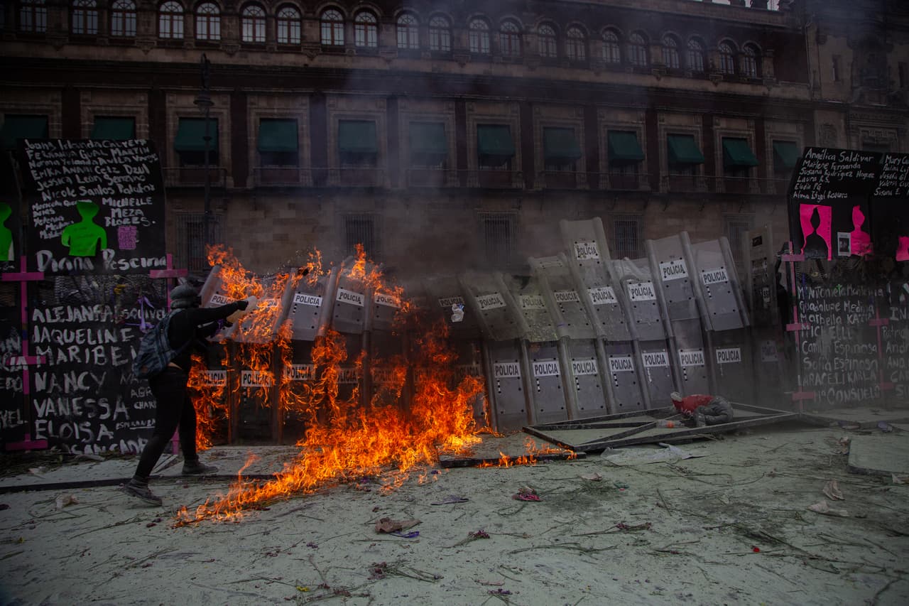 Al final hubo un altercado entre las autoridades y manifestantes. De acuerdo a la jefa de Gobierno de la Ciudad de México, Claudia Sheinbaum, hubo 4 detenidas.
<br>