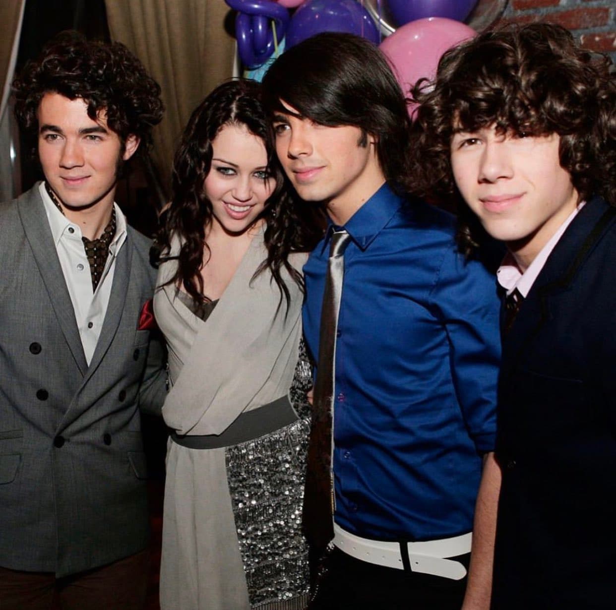 Miley Cyrus compartió una imagen de hace 12 años en la que aparece junto a Nick, Joe, y Kevin Jonas. La fotografía fue tomada durante la premier de la cinta “Hannah Montana & Miley Cyrus: Best Of Both Worlds Concert”.