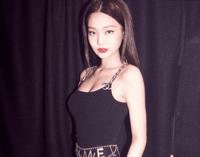 Nació el 16 de enero de 1996 en Corea del Sur y ha obtenido fama mundial gracias a la girl band, pero también por su carrera como solista con la que ha lanzado temas como “Solo”.