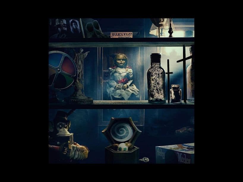 Annabelle: Viene A Casa (2019)Annabelle se encuentra encerrada en una vitrina bendecida, en el sótano de la pareja, y logra despertar a los espíritus demoníacos que se encuentras en los demás objetos para atacar a la hija de los Warren.