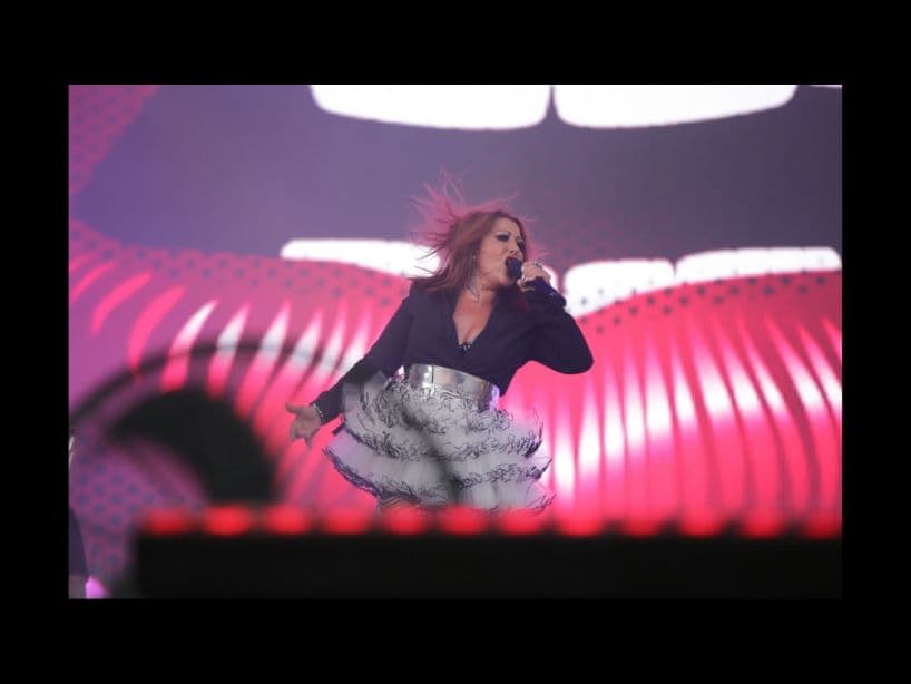 Alejandra Guzmán terminó de encender la fiesta norteña cuando salió al escenario y "eres bello, bello,bello; realmente bello" hizo retumbar el recinto.