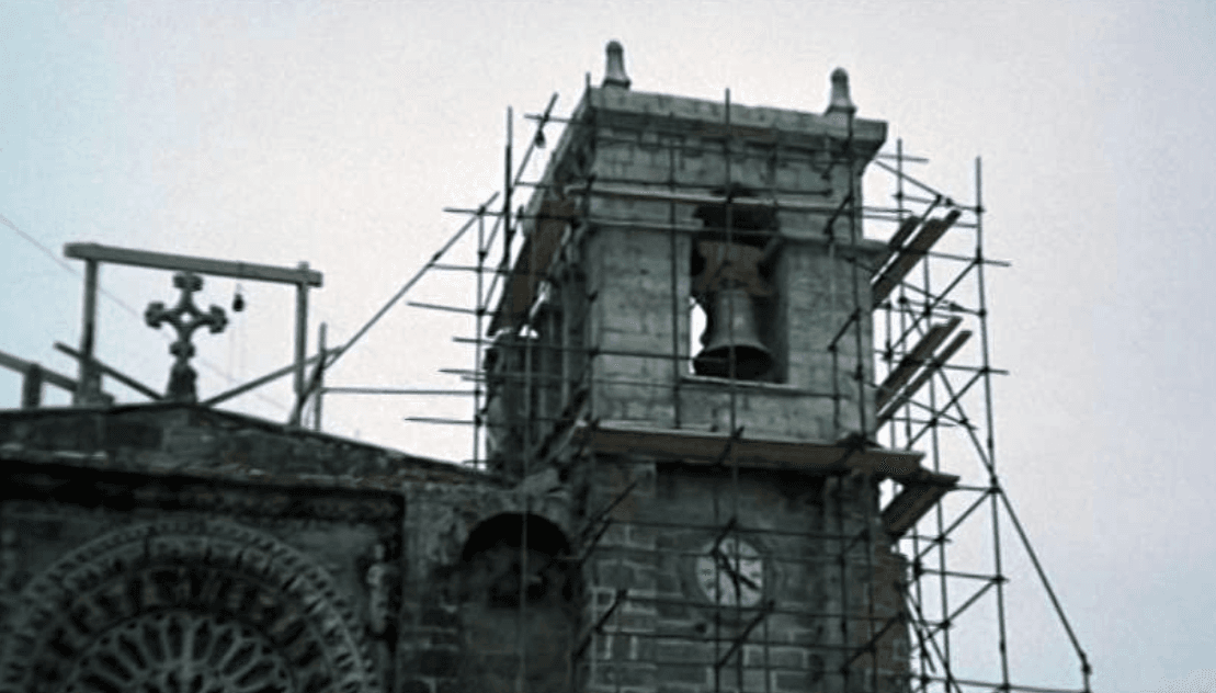 <b>La Campana del Infierno – 1973</b>
<br>
<br>La culpable de los trágicos hechos durante esta producción fue la maldición que supuestamente ronda a los alto del campanario de una iglesia gallega, ocasionada por la muerte del cantero que se cayó desde la punta.