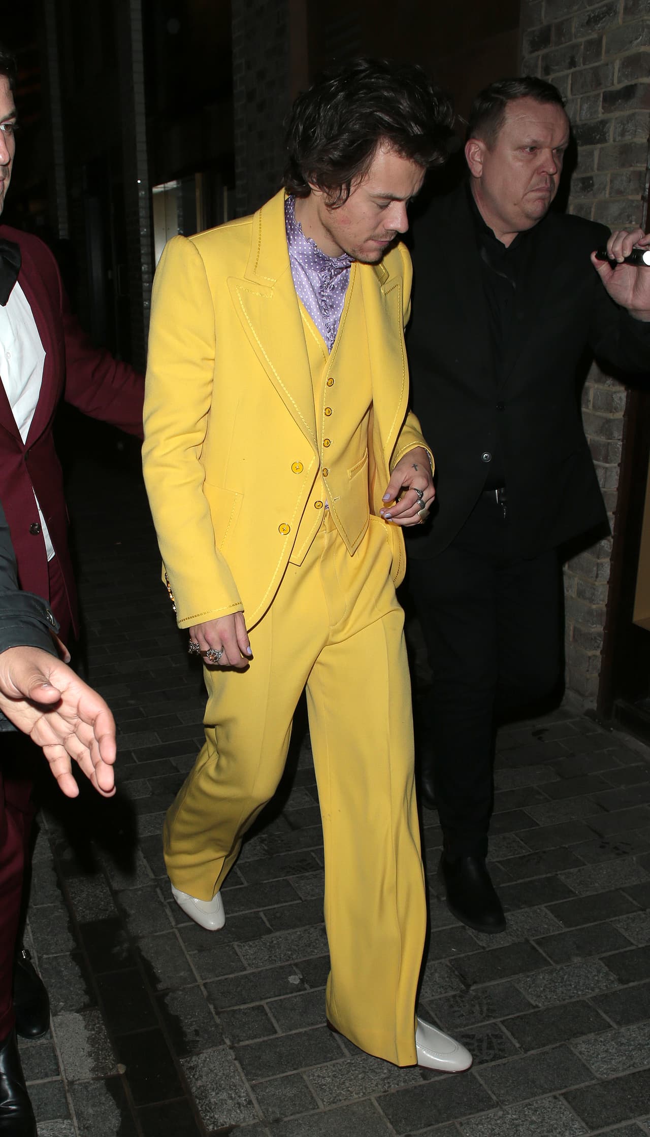 En esa misma entrega de premios, Harry lució este conjunto Marc Jacobs a la medida; el saco tiene un valor de $850 dólares (unos 17 mil pesos), los pantalones cuestan 1,100 dólares (22 mil pesos), mientras que la camisa satinada en color lila tiene un precio de $650 dólares ( 13 mil pesos).