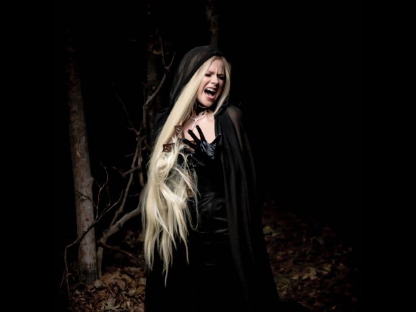 Avril Lavigne contó en su cuenta de Instagram que escribió la canción como un recordatorio para "enterrar todas las relaciones tóxicas y las cosas que las personas me han hecho en el pasado, presente y futuro".