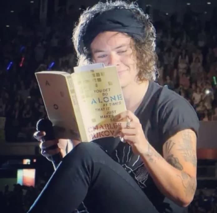El actor británico se puso a leer durante un concierto de One Direction