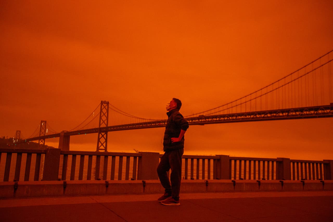Así es la vista desde El Embarcadero en San Francisco, donde algunos se han detenido a contemplar el cielo.
<br>