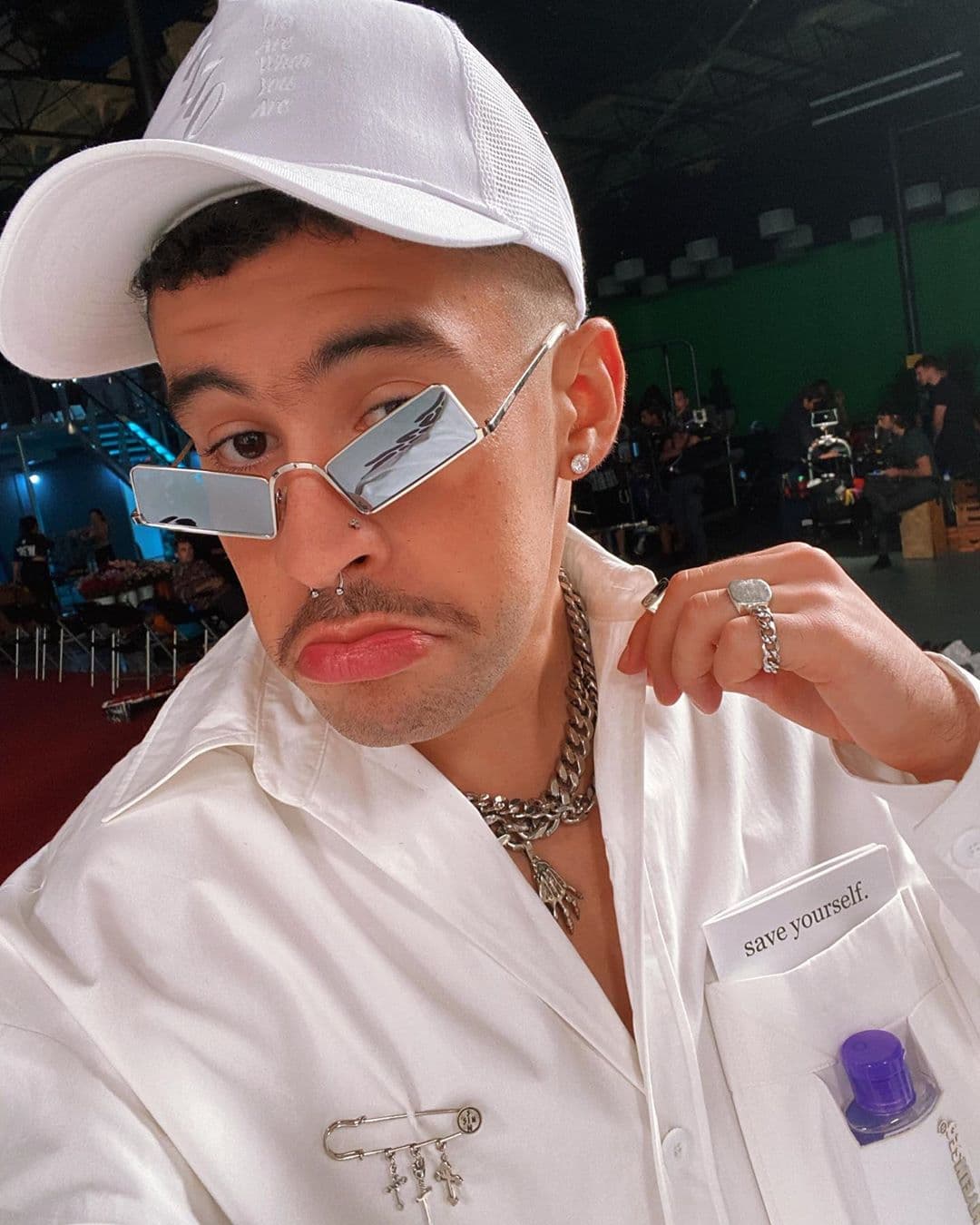 Conoce lo que es trabajar con las cámaras: Bad Bunny está acostumbrado a posar para los medios de comunicación, ya sea en entrevistas o conciertos, pero también ha estado detrás de la dirección de varios de sus videos musicales como “Yo Perreo Sola”, “Si veo a tu mamá” o “Pero ya no”, de acuerdo a IMDB.
