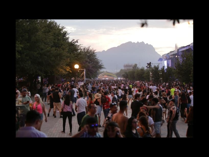 Conforme caía la noche, Parque Fundidora comenzó a lucir repleto, con el calor bajando, la temperatura del Machaca Fest aumentaba.