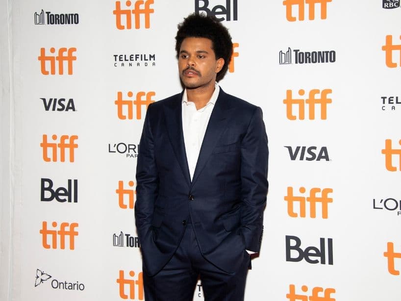 The Weeknd asistió con un nuevo look al estreno de la película Uncut Gems en el Festival Internacional de Cine en Toronto.