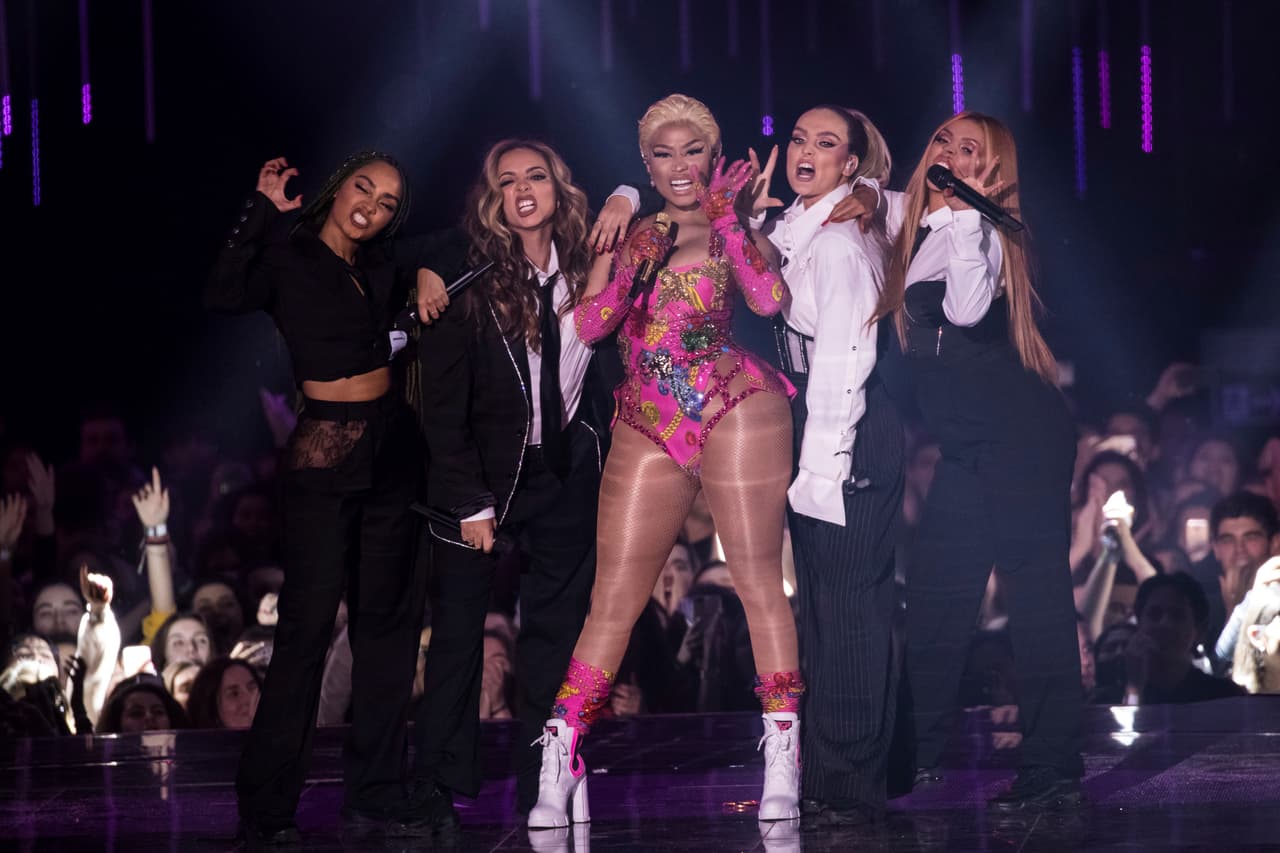 BTS ft. Nicki MinajNicki Minaj es una de las raperas actuales más famosas a nivel mundial y su música es sobre todo aclamada en Estados Unidos, motivo por el que la compañía Big Hit Entertainment tuvo la brillante idea de combinar “IDOL” de BTS con Minaj.