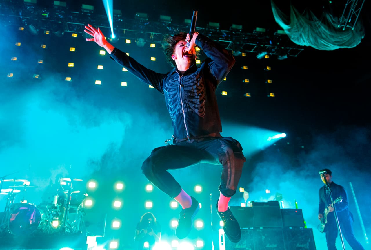 En Londres le dio otra oportunidad a eso de la estudiada; estuvo en la escuela de artes por un tiempo, pero de plano no fue lo suyo. En una entrevista para RedBull, el cantante dijo que "llegó un punto en el que comenzaron a decirme qué hacer y cómo debía expresarme... y eso no va conmigo".
