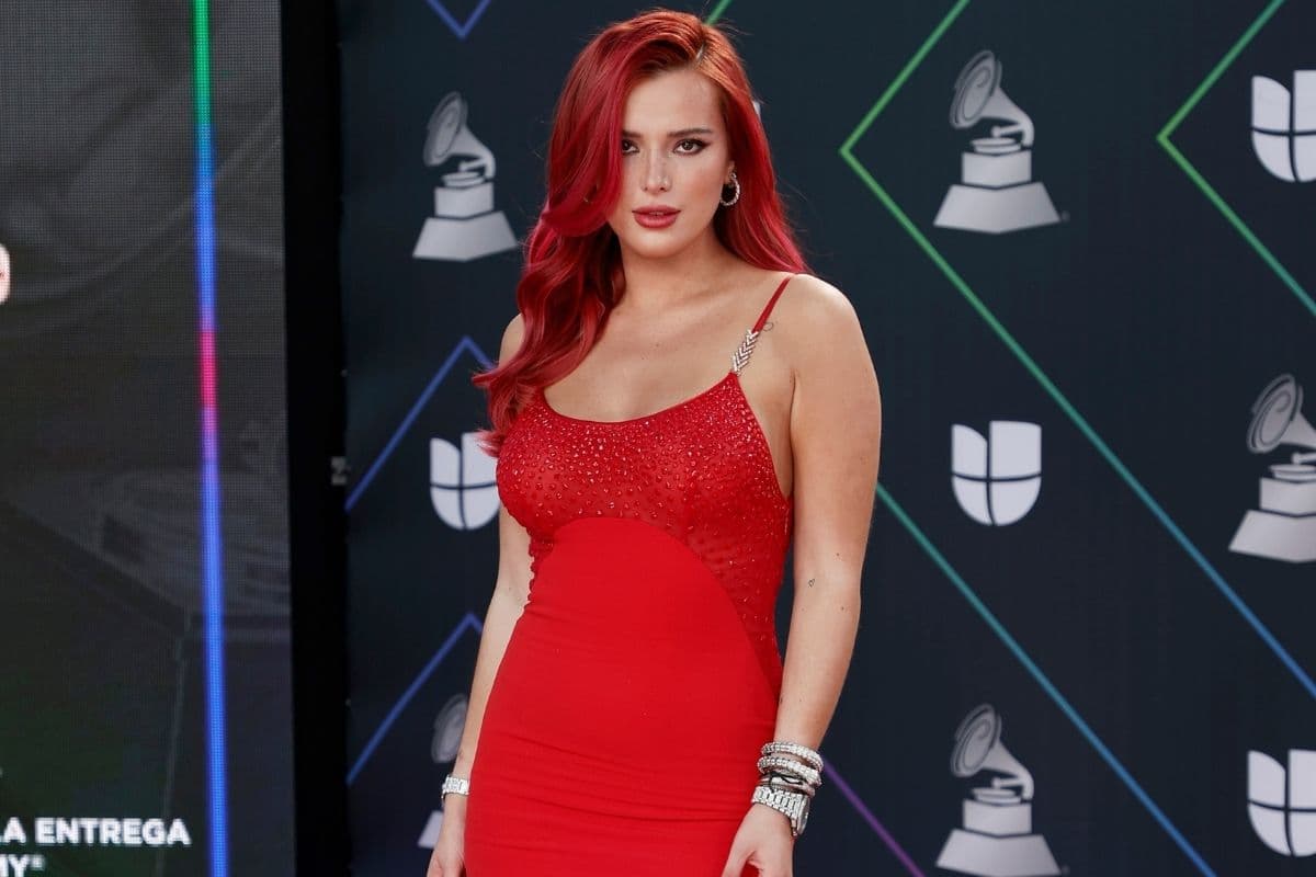Luciendo un hermoso vestido rojo, Bella Thorne tuvo una sorpresiva aparición en la alfombra roja del evento e incluso presentó un premio.